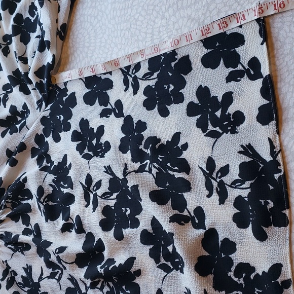 Vince Camuto Off-White and Black Flowy Blouse - Picture 11 of 13